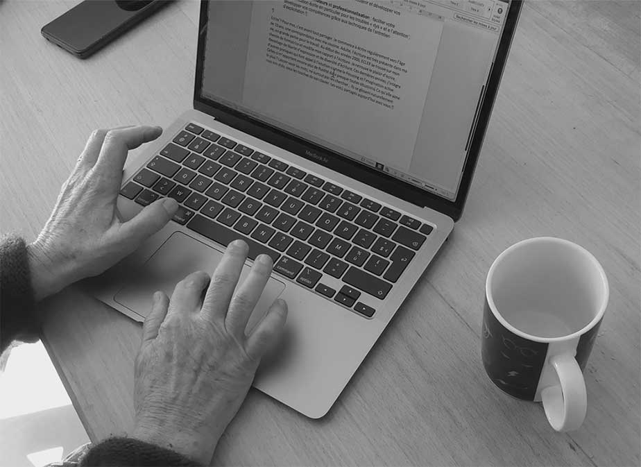 Mains écrivant sur clavier ordinateur