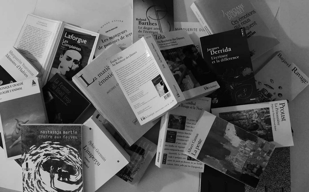 Plusieurs livres étalés sur une table